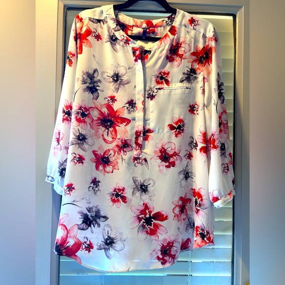 NYDJ Tops - NYDJ Floral Print Blouse with 2/3 Button Front in Size XL